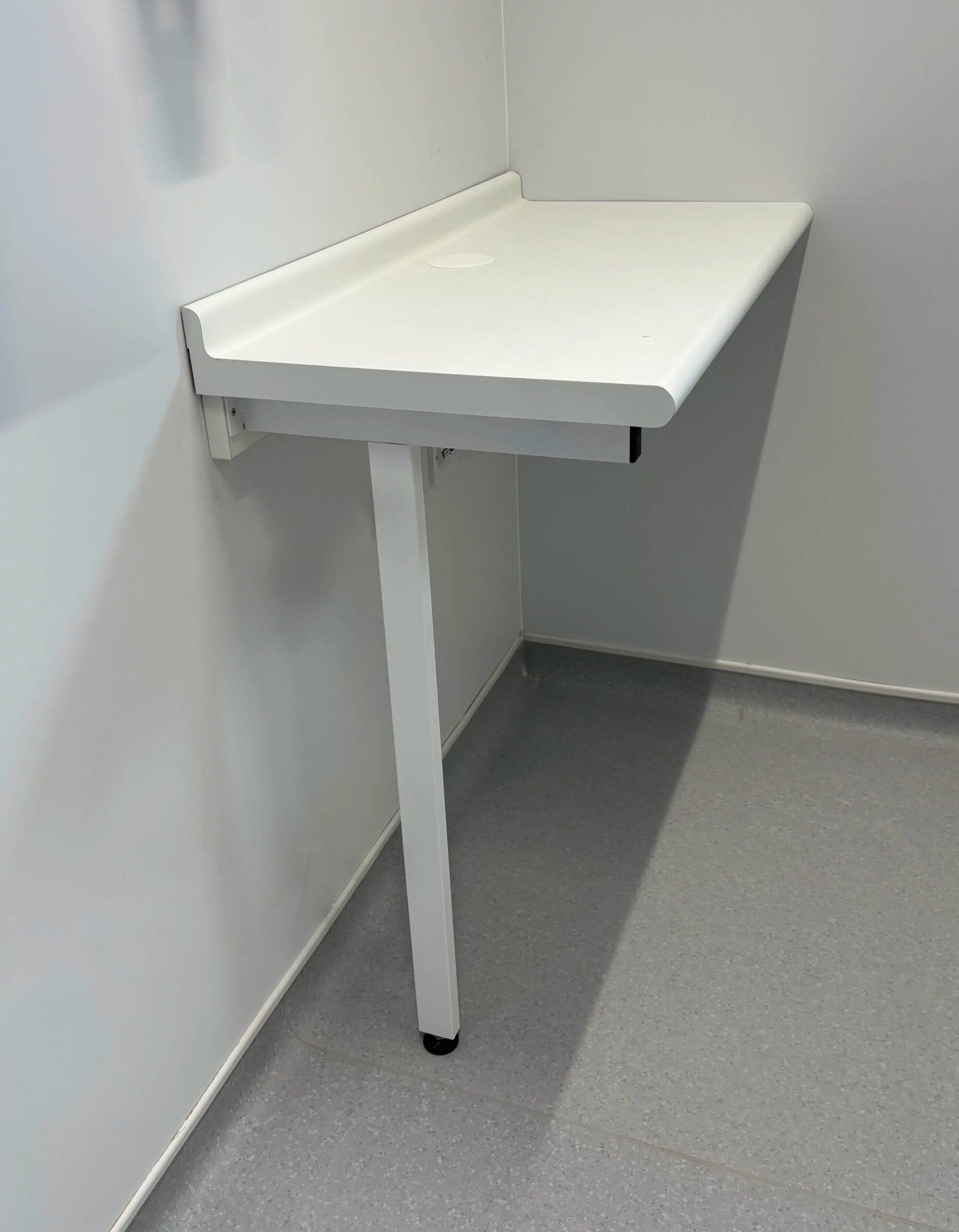Cantilever leg